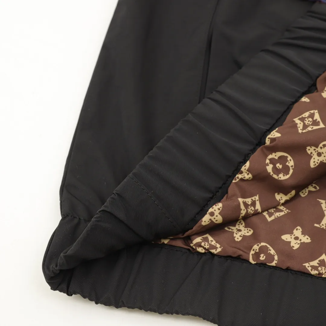 🅿️570 Louis Vuitton/Louis Vuitton presbyopia all-over printed splicing windbreaker zipper jacket. Purchase the original version and have it printed immediately. The fabric is made of custom densely spun technical fabric that is light and thin, and the upper body is silky and breathable. Infrared positioning cutting, workwear-style windbreaker design, the upper body is invincible and versatile. All details are customized and developed, and all hardware and accessories are restored to ZP. Size：XS-L